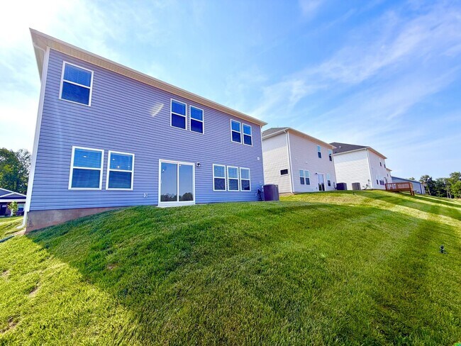 Building Photo - 2372 Meadowwood Dr