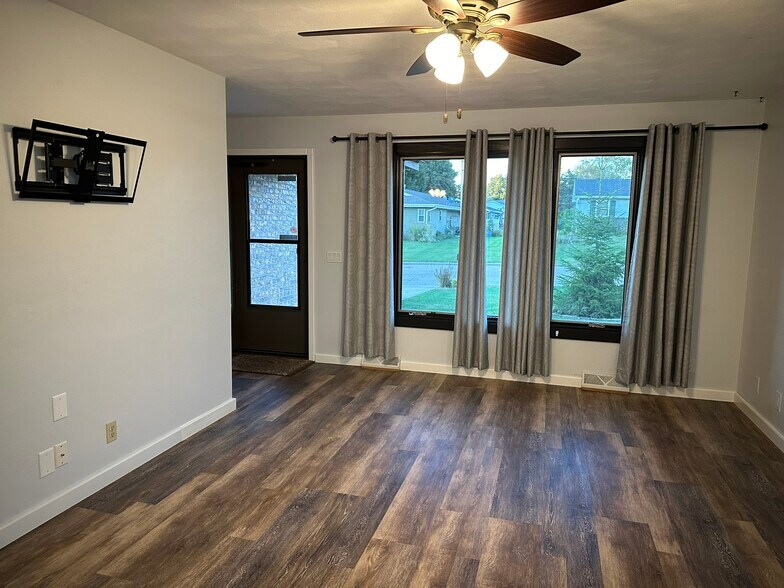 Building Photo - 1621 Southridge Dr