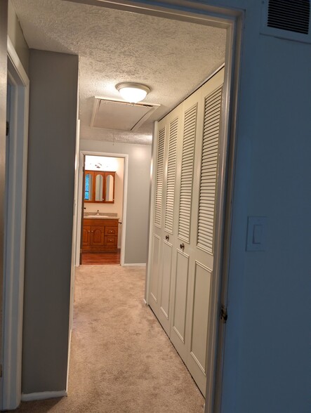 Building Photo - 531 Hunters Path Rd