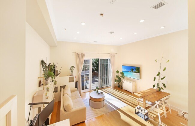 Building Photo - 61 Grand St