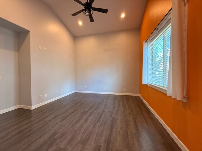 Building Photo - 2626 NE Hawthorne Cir