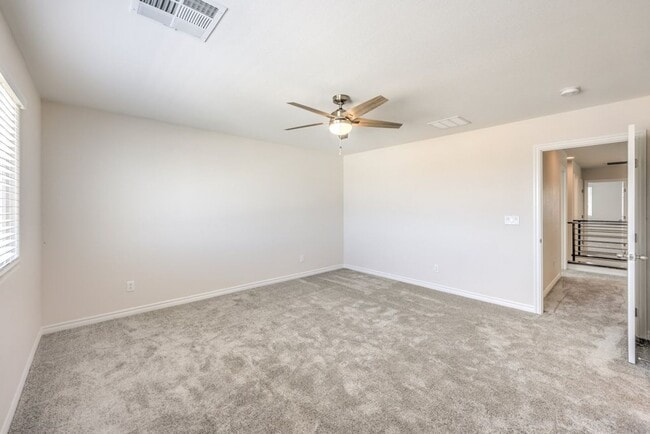 Building Photo - Fully Upgraded - 4bedroom & 2.5 bathrooms-