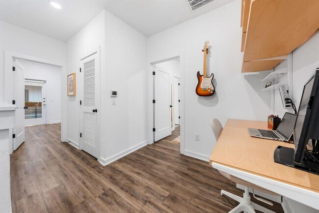 Building Photo - 5924 S Congress Ave