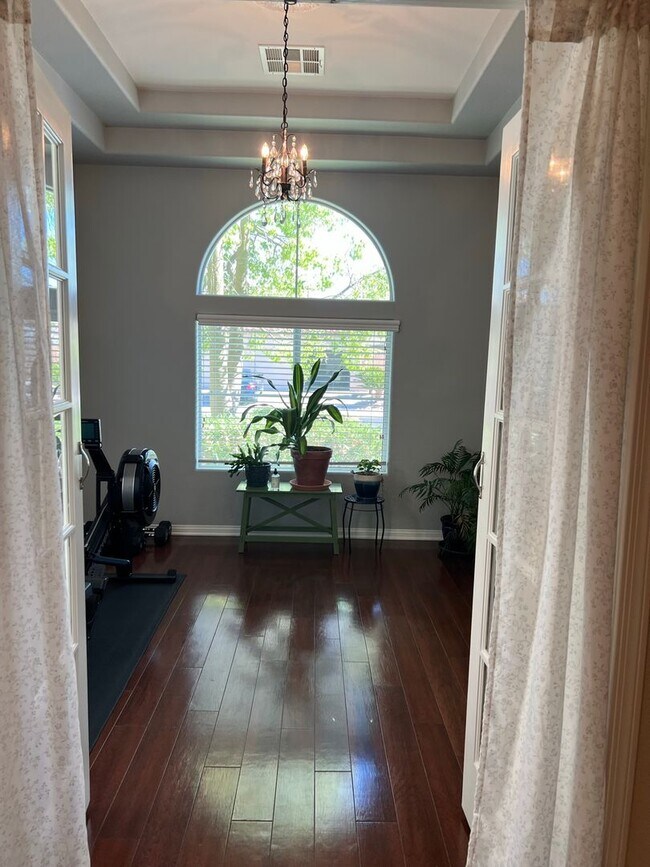 Building Photo - ABSOLUTELY AMAZING! Large 4 bedroom 2 stor...
