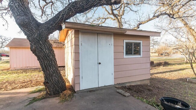 Building Photo - 1822 Greenwood Ln