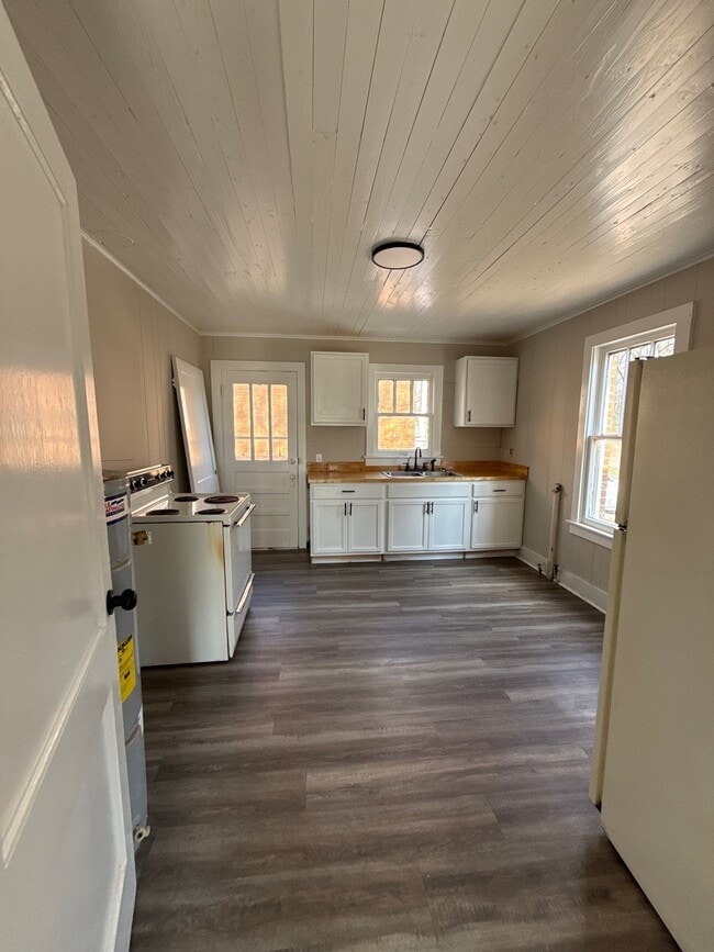 Building Photo - 144 Midland St