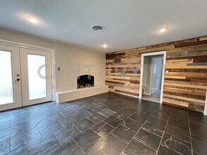 Building Photo - Beautifully Refreshed 3/2/2 in Fort Worth ...