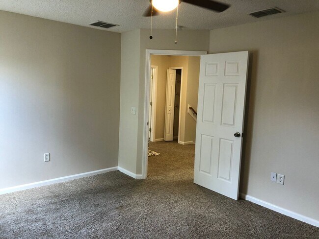 Building Photo - Large 5 Bedroom, 3 Bathroom Single Family ...
