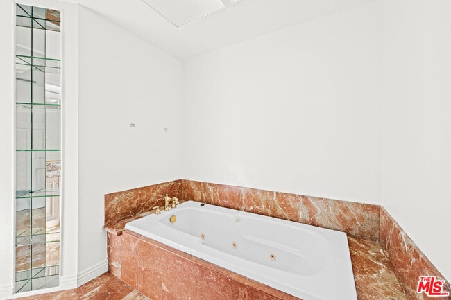 Building Photo - 500 Smithwood Dr