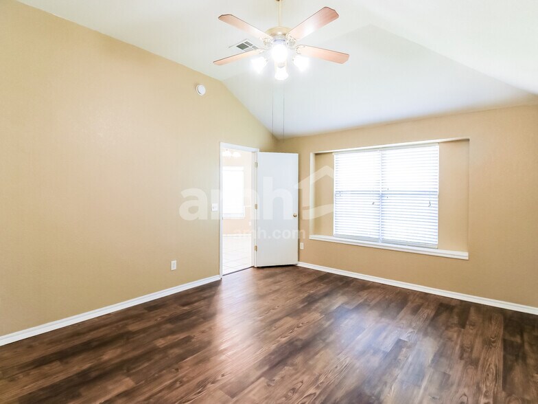 Building Photo - 700 SW 156th Pl