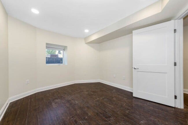 Building Photo - TUFTS 5 bed 5.5 bath - Available 6/1