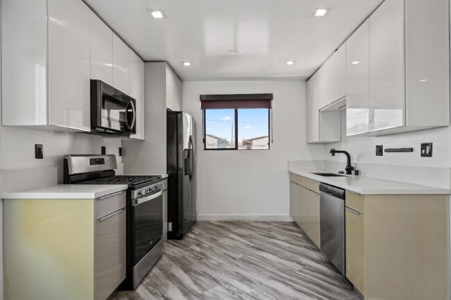 Building Photo - 955 Oxford Ave