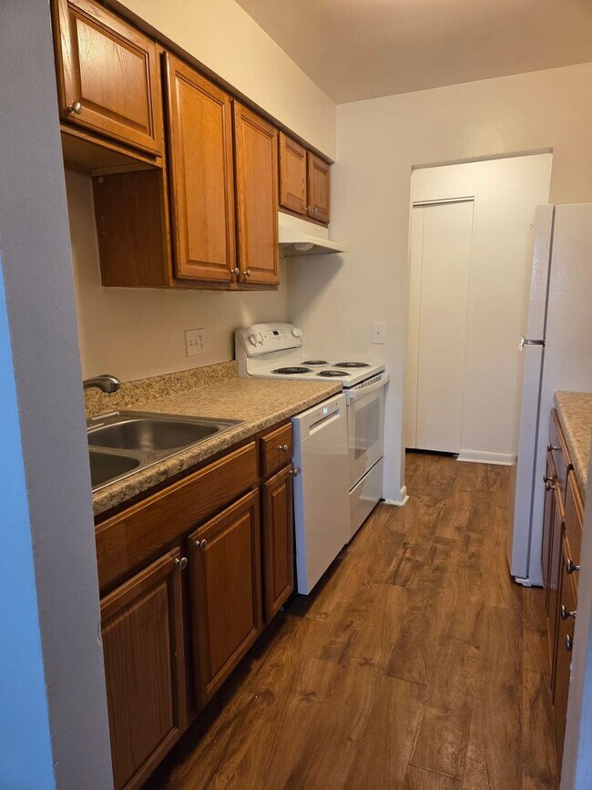 Building Photo - Spacious 3 bedroom 2 bath