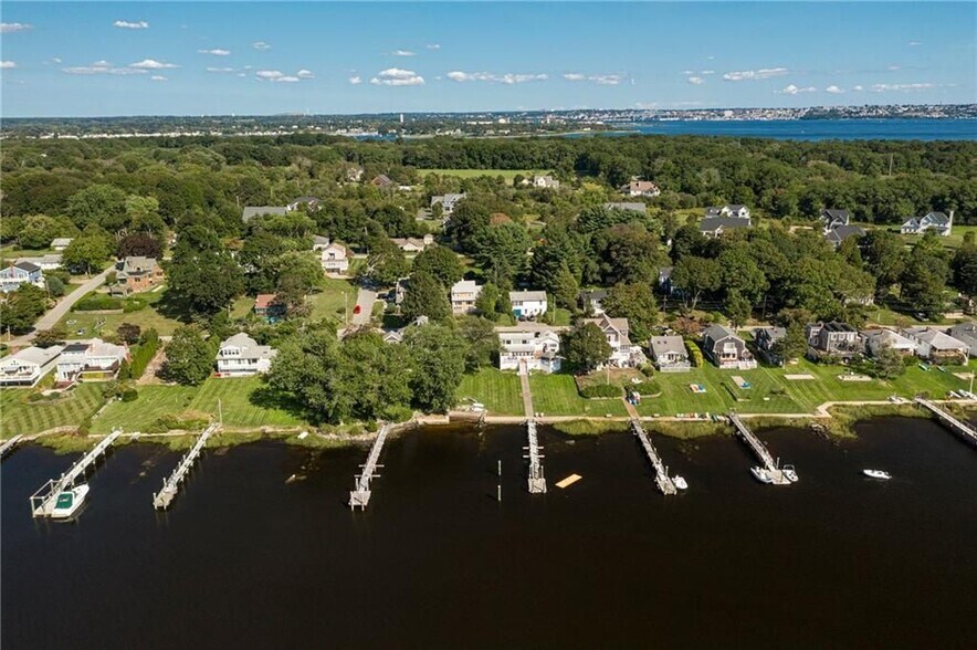 Building Photo - 39 Shore Dr
