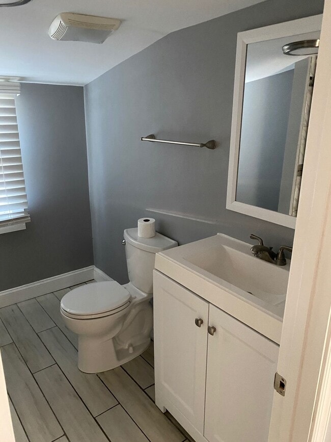 Building Photo - 438 Main St