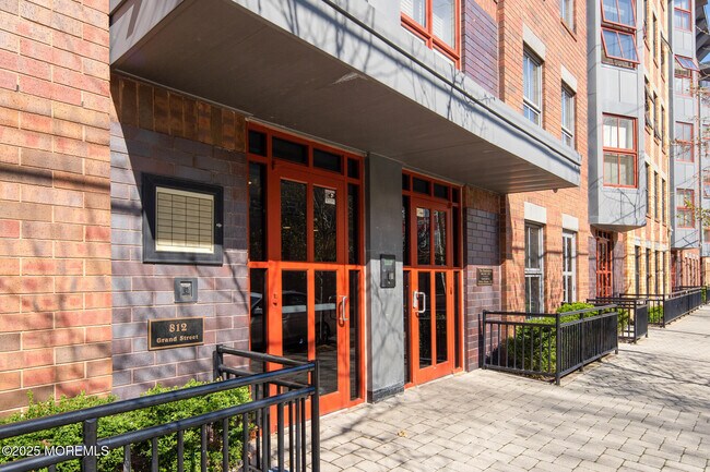Building Photo - 812 Grand St