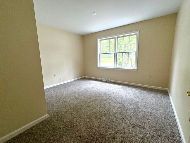 Building Photo - 3 Bedroom 2.5 Bathroom Home Available in Elizabethtown!