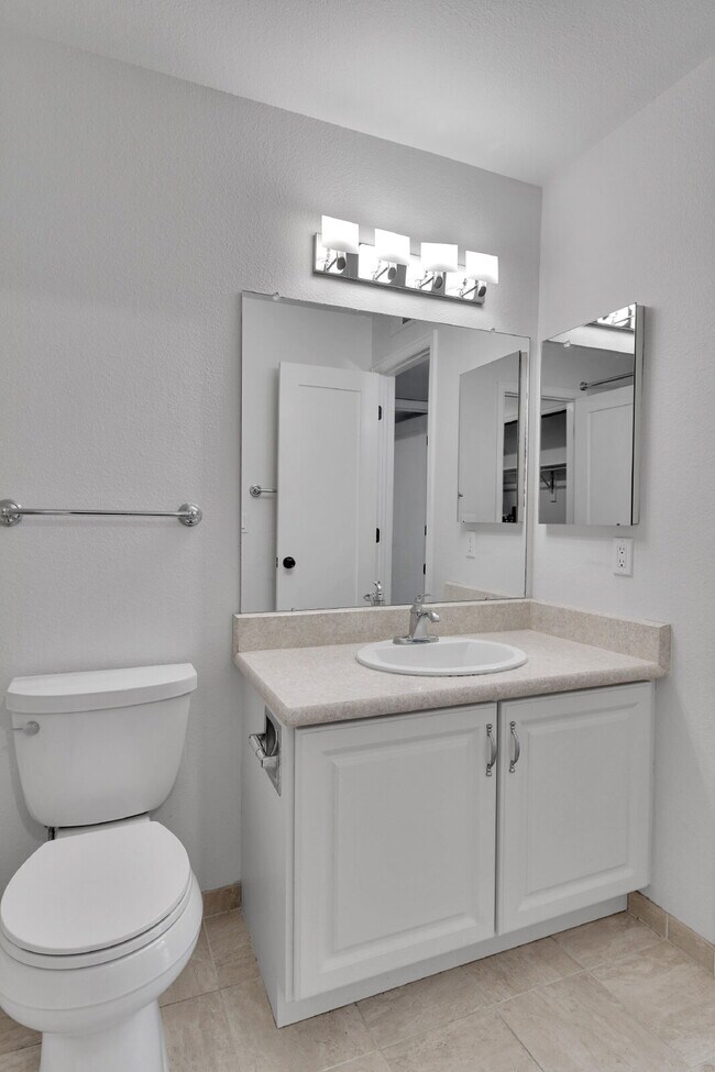 Building Photo - $1,825.00, 2-bed, 2-bath condo in Lakewood.