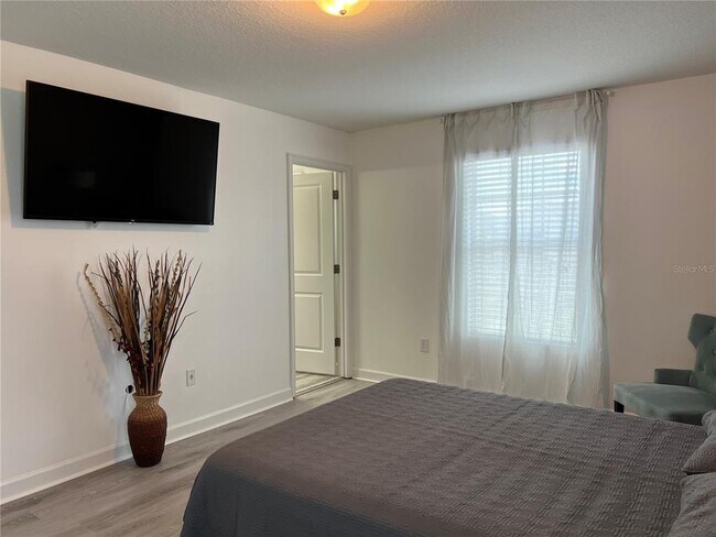 Building Photo - 4715 Sleepy Hollow Dr