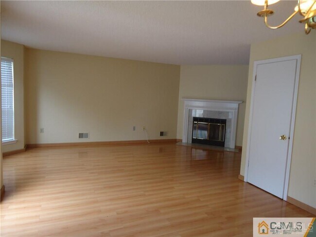 Building Photo - 5 Pembrook Ave