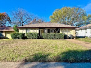 Building Photo - Charming 2/2/1 in Dallas For Rent!