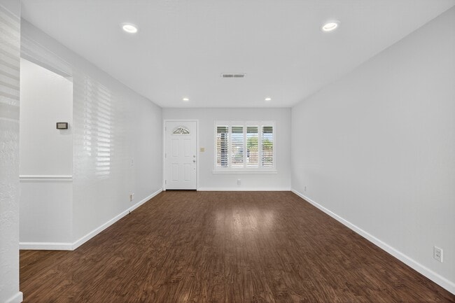 Building Photo - 899 Ebbetts Dr