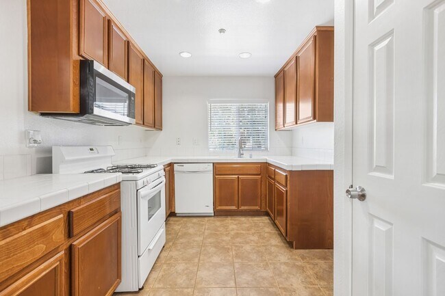 Building Photo - 25892 Iris Ave