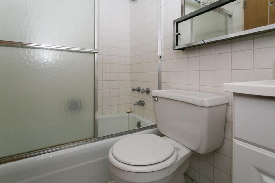 Building Photo - 665 W Wrightwood Ave