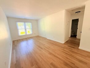 Building Photo - Perfectly sized 2 bedroom 1 bath