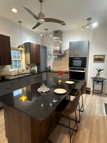 Building Photo - 615 W Market St