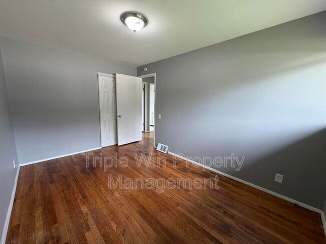 Building Photo - 10319 Varnum Dr