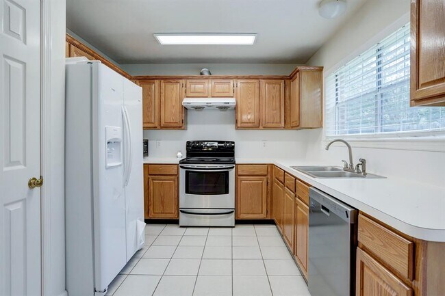 Building Photo - 2426 Linwood Dr