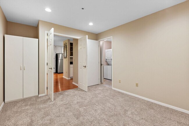 Building Photo - Beautiful Downtown Coeur d' Alene Condo  w/ Amazing Views!