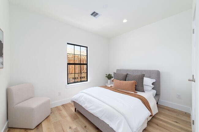 Building Photo - 11916 S Hoa Sen Cir