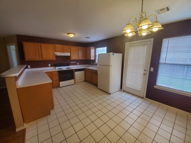 Building Photo - PRELEASING FOR EARLY MARCH! (3) Bed/(2) Bath NE Norman!