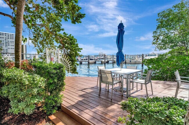 Building Photo - 1627 Brickell Ave