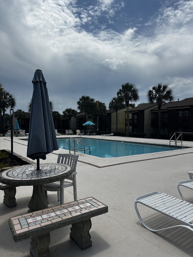 Building Photo - "Coastal Comfort: Spacious 2-Bed, 2-Bath C...