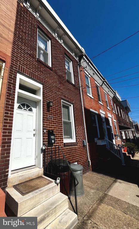 Building Photo - 619 E Flora St