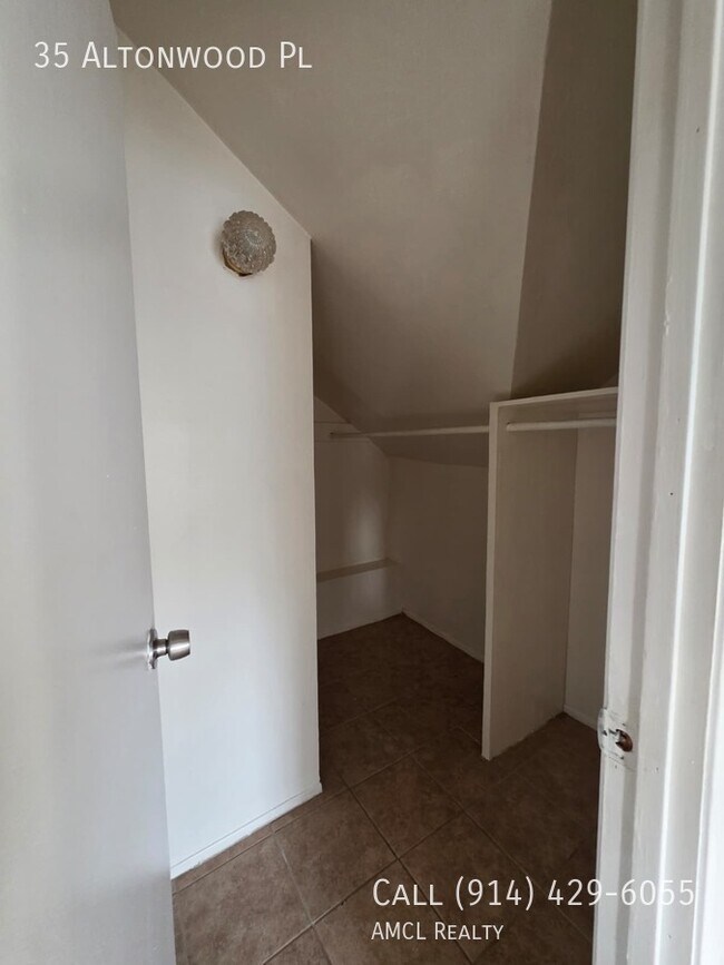 Building Photo - 35 Altonwood Pl