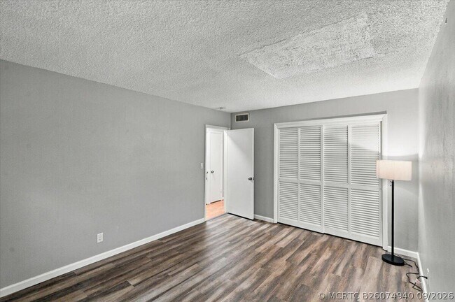Building Photo - 2110 NE 39th St