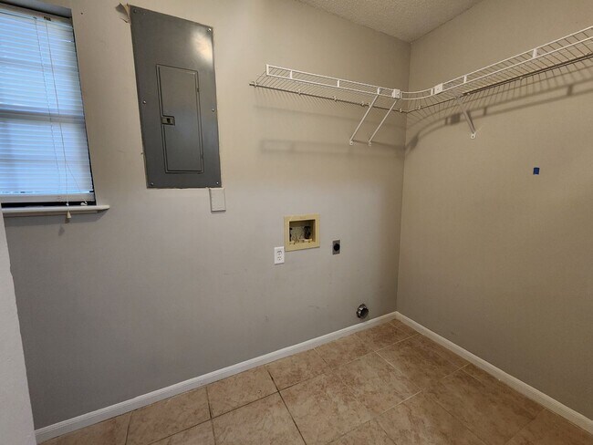 Building Photo - Charming 3BR Home with a Touch of Country in Dasher!