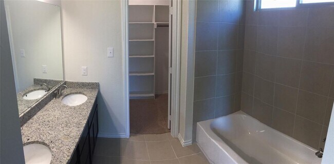 Building Photo - Beautifully maintained 3-bedroom, 2.5-bath residence