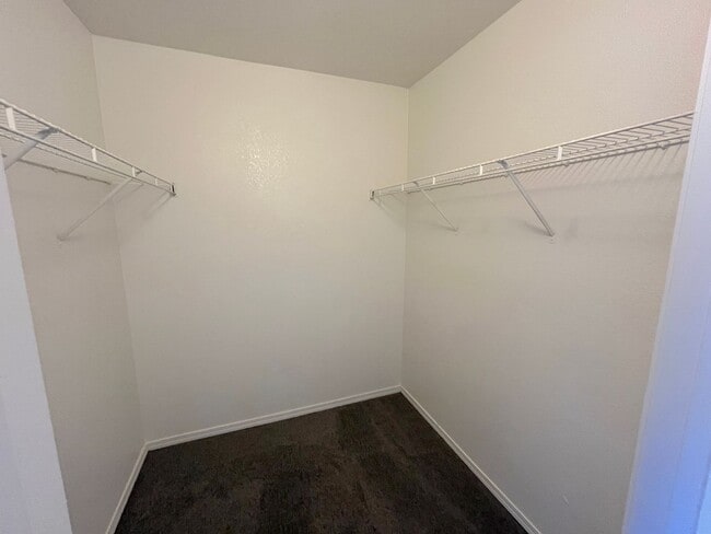 Building Photo - SPACIOUS AND BRIGHT 2 bed/2 bath In gated community