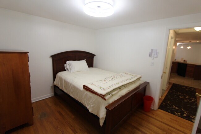 Building Photo - 422 S Main St