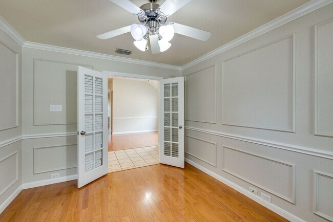 Building Photo - Great location. 4 bedrooms plus an office!