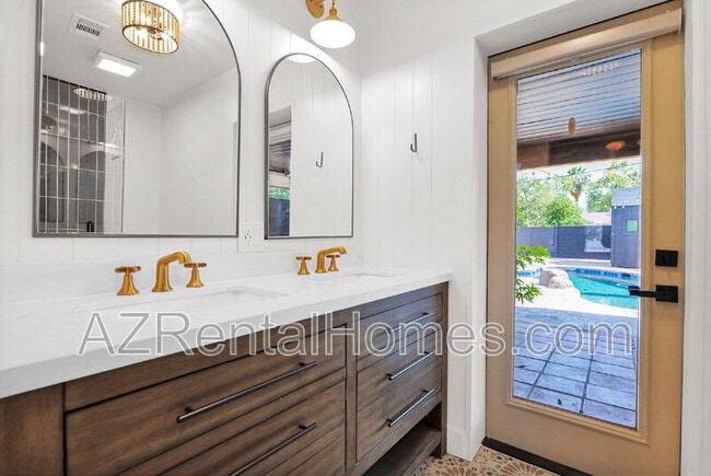 Building Photo - 5513 E Earll Dr