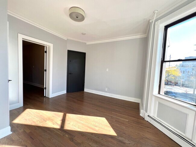 Building Photo - 484 Mercer St