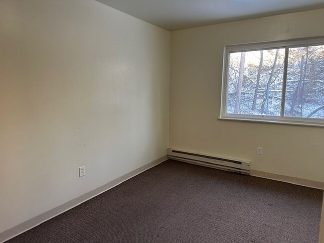 Building Photo - ALL UTILITIES INCLUDED! 2nd Floor 2 Bedroo...