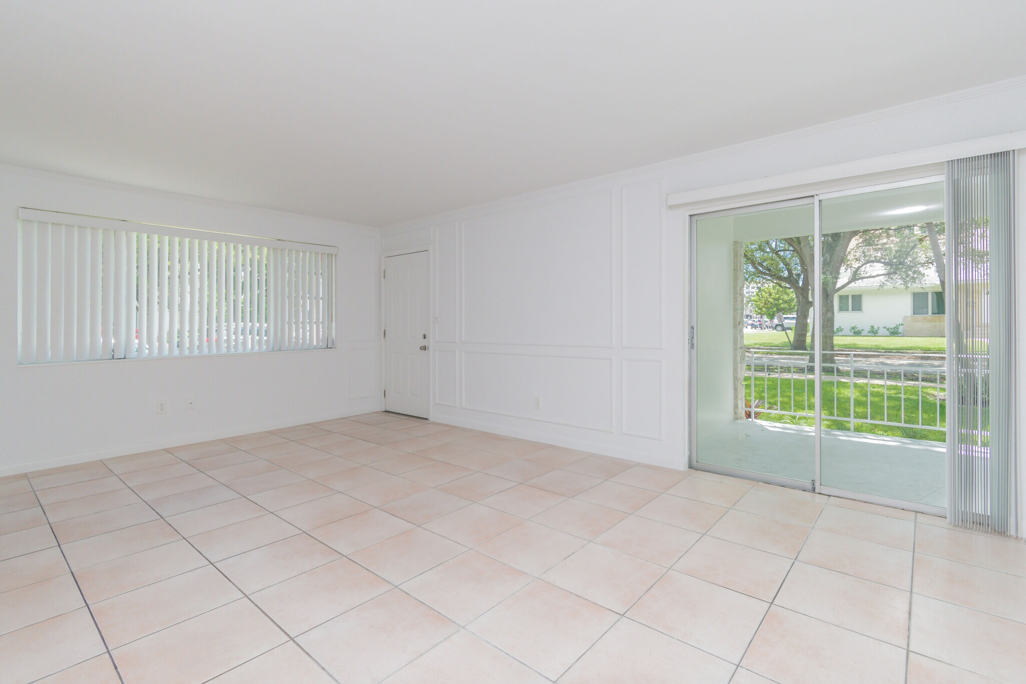 Living - 3912 Ponce de Leon Blvd