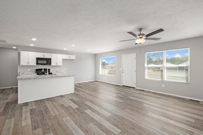 Building Photo - 4 bedroom home with a fenced in yard!